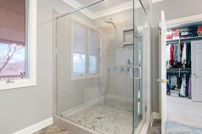 Building Photo - Rent Special! See Description! Spacious Ho...