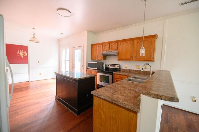 Building Photo - Wonderful and Spacious 3 bedroom home 2.5 bath in High Point with 2 car garage and large fenced-i...