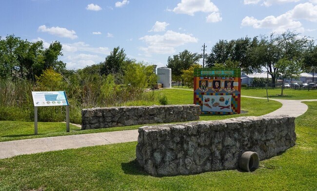 Building Photo - 122 Pineview Dr