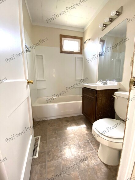 Building Photo - 301 E Kankakee River Dr