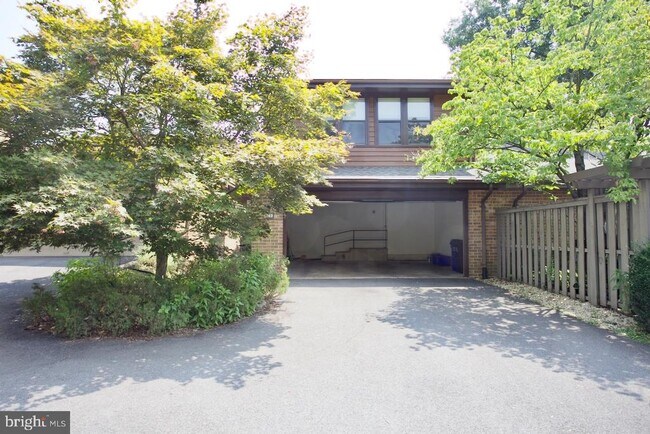 Building Photo - 5249 Strathmore Ave