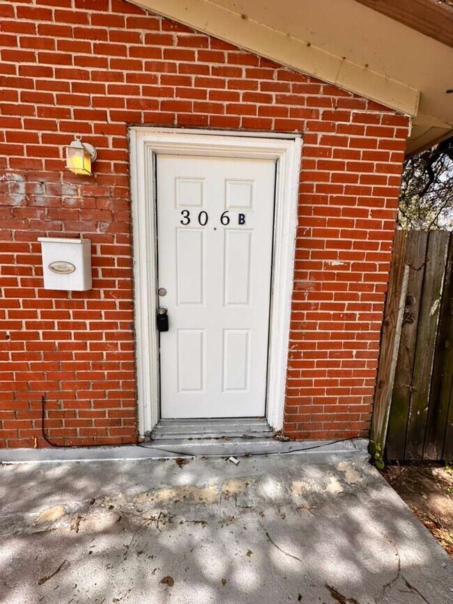 Building Photo - 306 Lake Rd