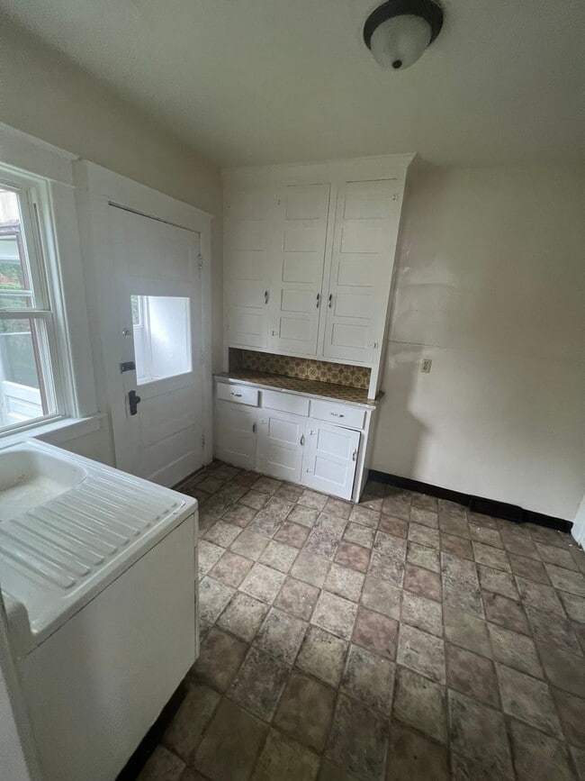 Building Photo - Large 4 Bedroom House