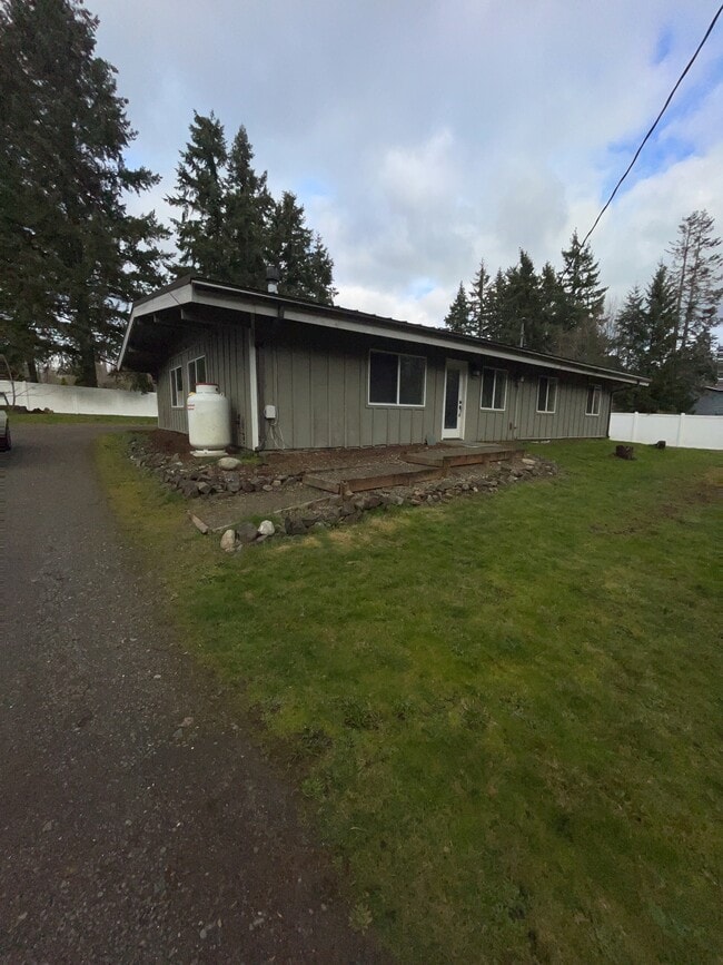 Building Photo - 3070 NW Paul Benjamin Rd