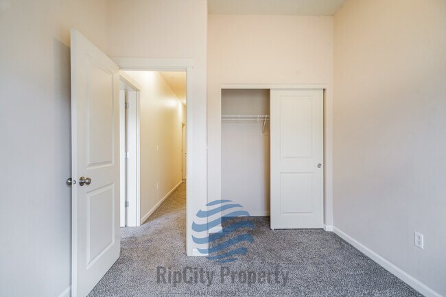 Building Photo - 1090 SW 170th Ave