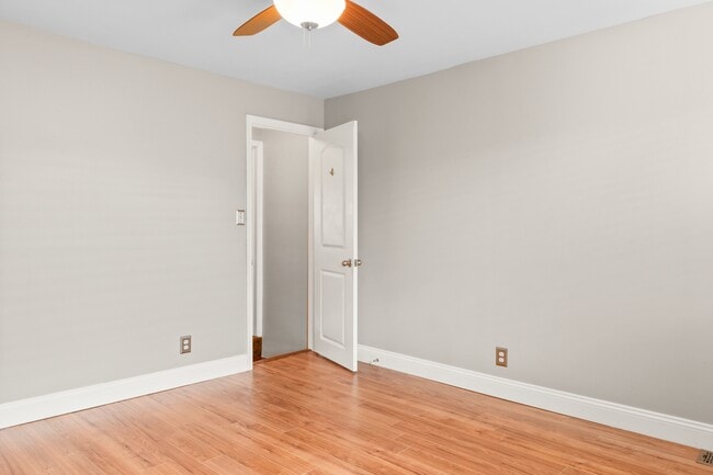 Building Photo - 1524 E Clement St