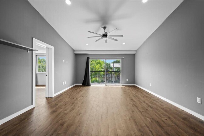 Building Photo - 800 Crestwood Ct S