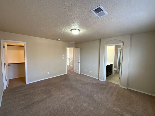 Building Photo - 3 Bedroom Home Available Near Unser Blvd NW & Rainbow Blvd NW!