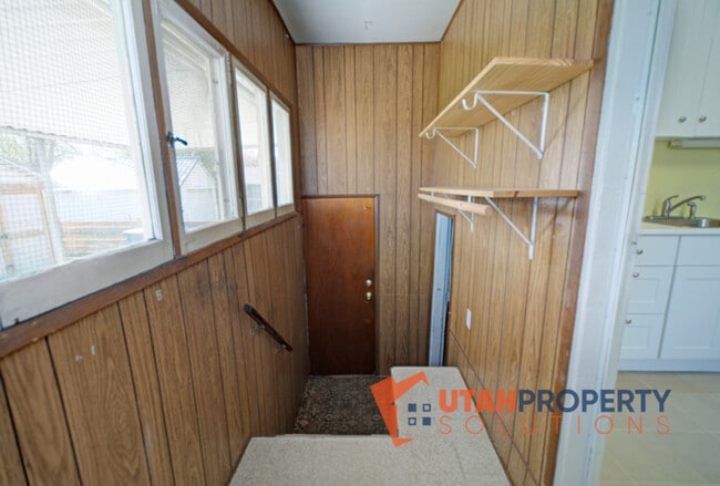 Building Photo - 1319 S Roberta St