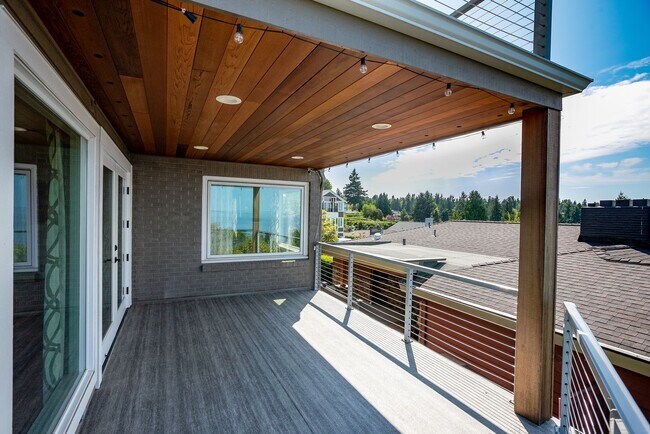 Building Photo - Stunning North Beach 4 bedroom, 3.5 bath with breathtaking view.