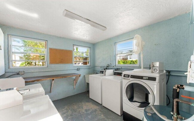 Building Photo - 211 Circle Dr
