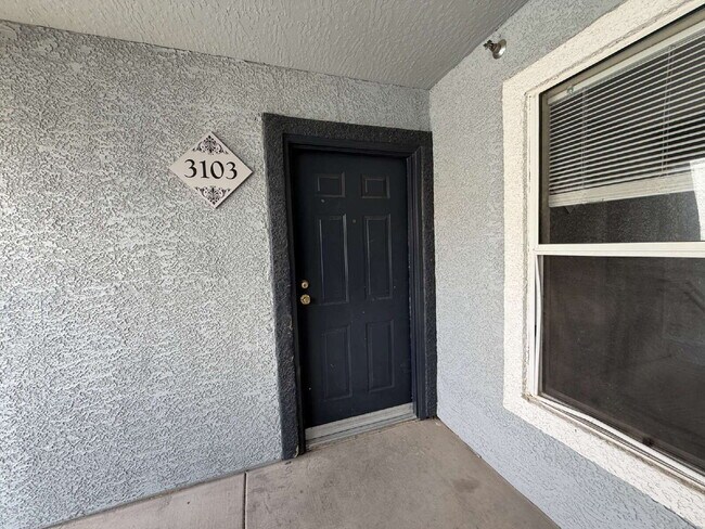 Building Photo - 2 Bed 2 Bath Condo - 3rd Floor - Check out the Views!