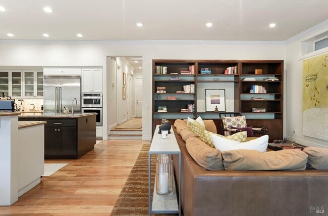 Building Photo - 10 Idlewood Rd