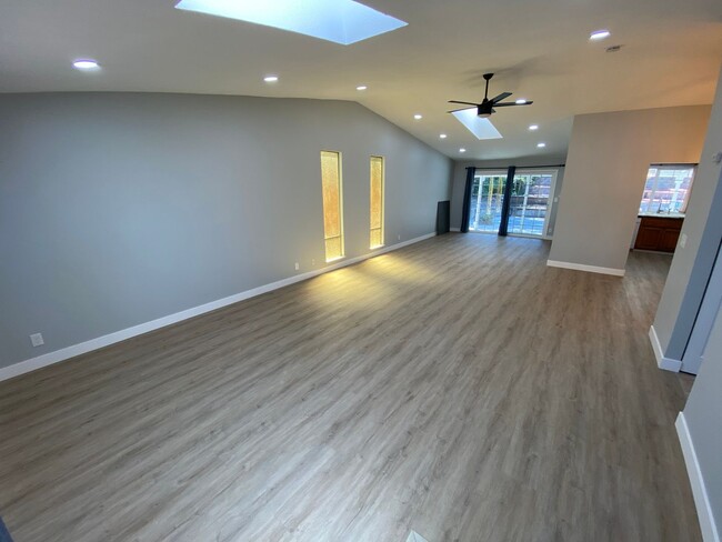 Building Photo - 4 Bed 2 Bath Single Family Home In Antioch...
