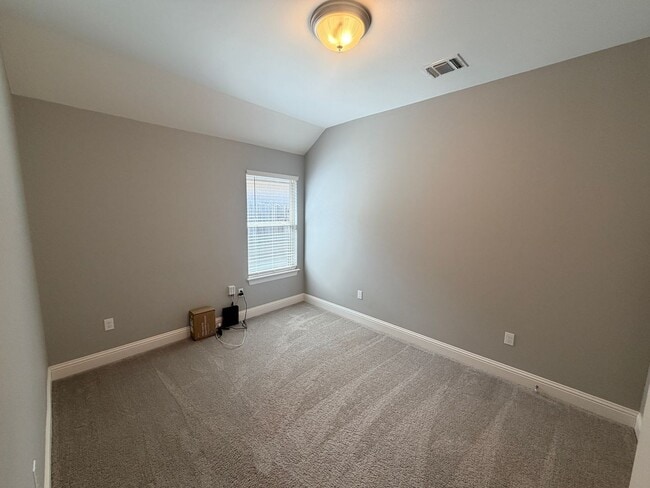 Building Photo - This home will go fast!! Super clean and ready for new tenant!