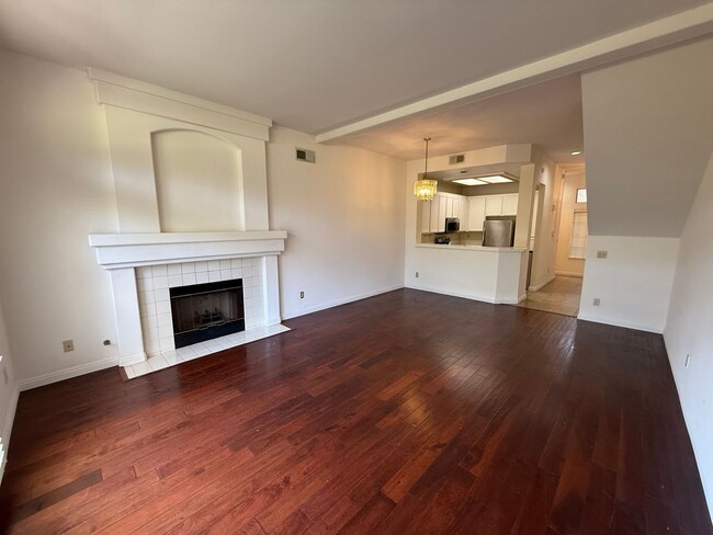 Building Photo - Beautiful 2 Bed, 2.5 Bath Two-Story Townho...