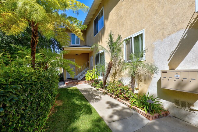Building Photo - 10459 Riverside Dr