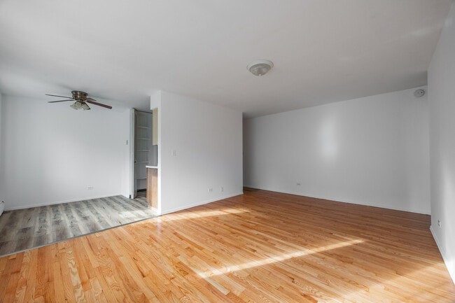 Building Photo - 6250 N Kenmore Ave