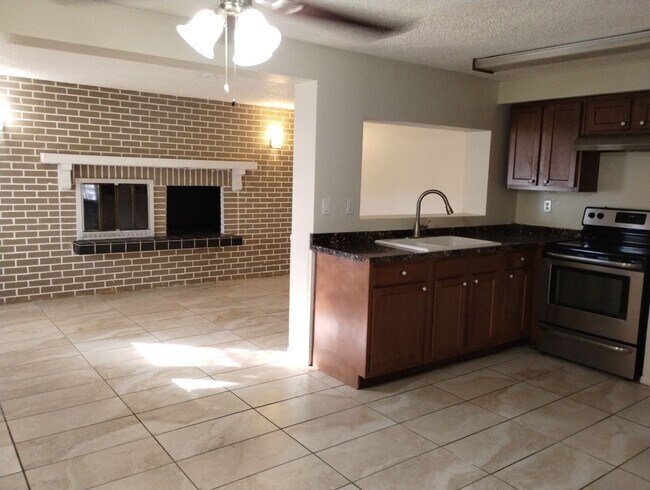 Building Photo - 2-bedroom, 2-bath home offering 1,028 squa...