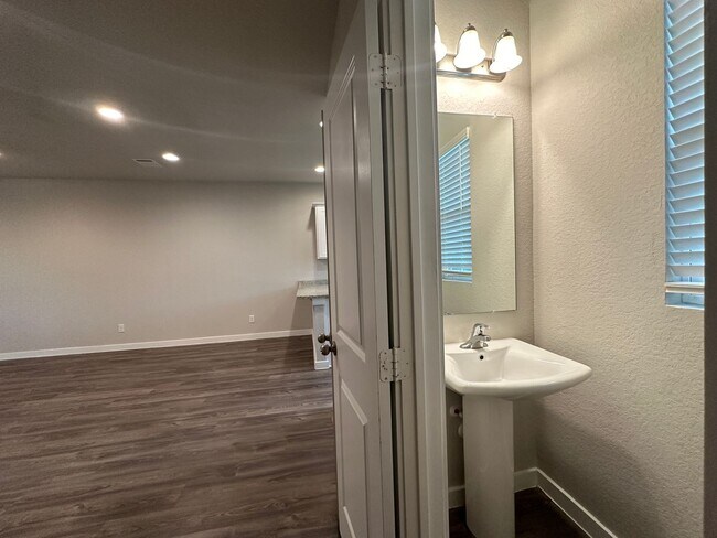 Building Photo - Townhome for Rent