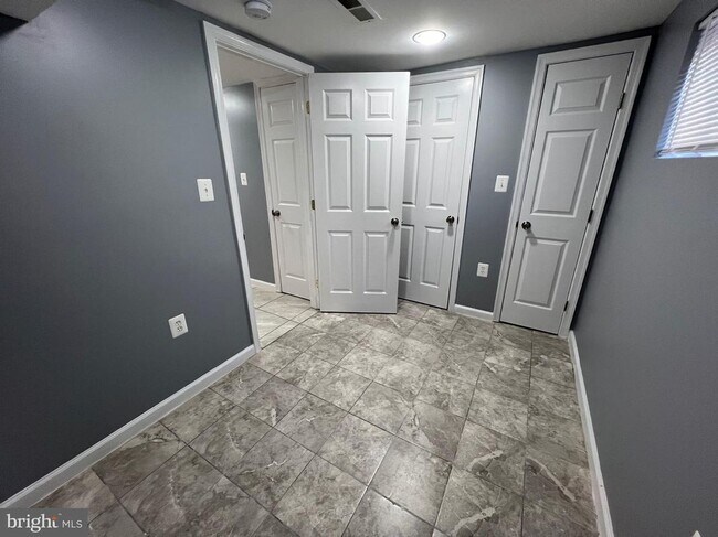 Building Photo - 5804 Shoshone Dr
