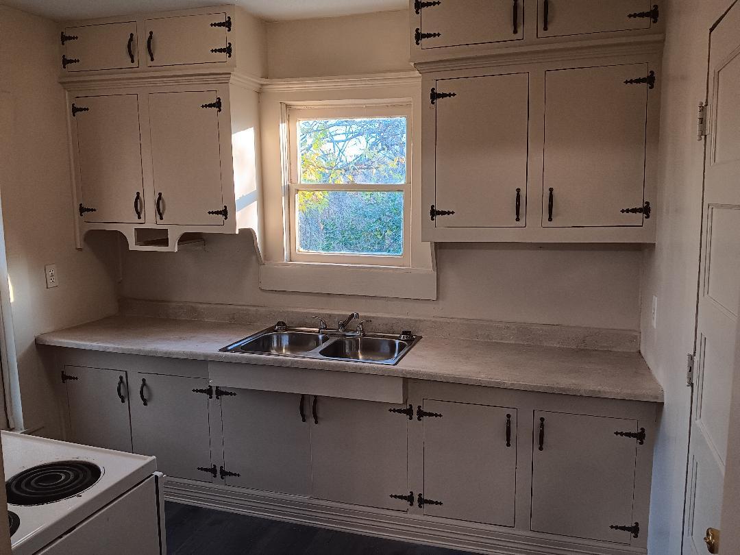 Building Photo - 112 E Nelson St