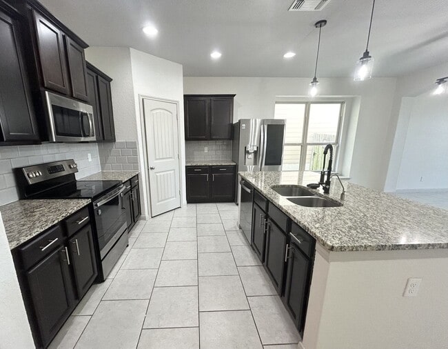 Building Photo - Beautiful 5BED/3BATH House for Rent! Avail...
