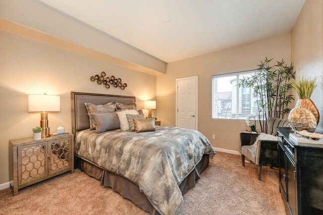 Building Photo - 10001 Woodcreek Oaks Blvd