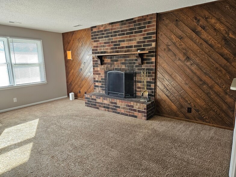 LIVING ROOM - 11819 County Road 438