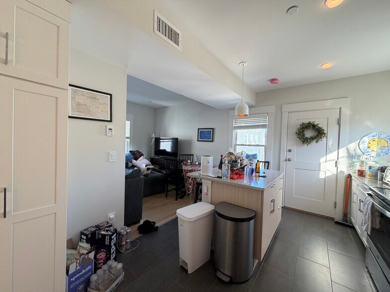 Building Photo - 208 Banks St