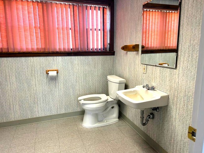 Building Photo - 304 Hickman St