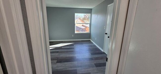 Building Photo - Beautiful 2-Bedroom Condo in Gated Venetia...