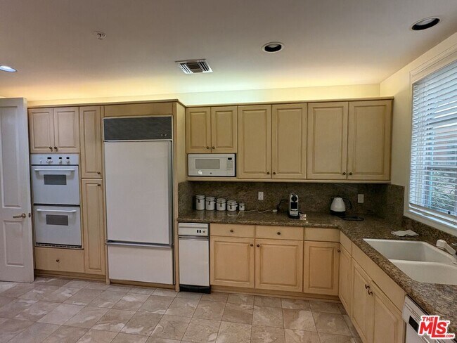 Building Photo - 11500 San Vicente Blvd