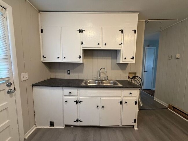 Building Photo - For Rent - 2 Bedroom Apartment Near Downto...