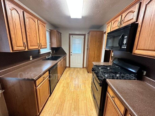 Building Photo - 1216 NE 42nd St