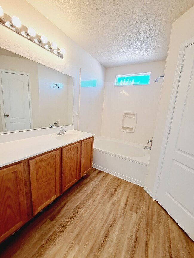 Building Photo - 3 bed 2 bath home in Huning Ranch. Great Yard
