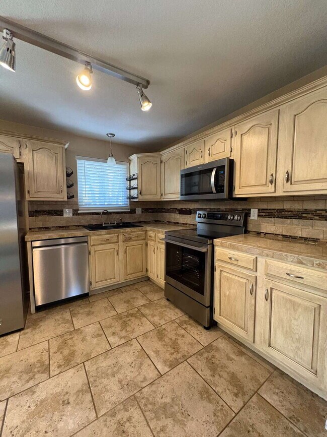 Building Photo - 1395 Hiawatha Dr