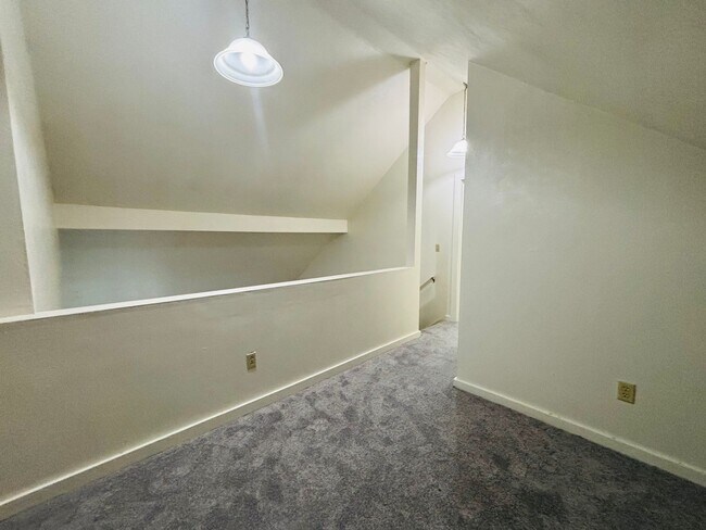 Building Photo - 653 Village Ln
