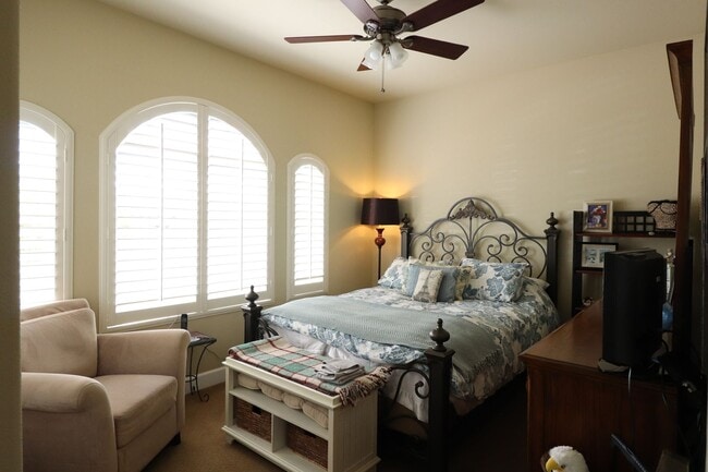 Building Photo - Lovely Room for Rent