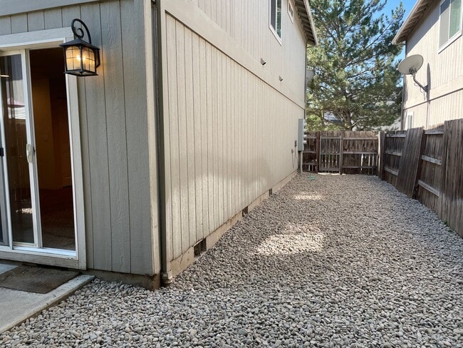 Building Photo - Very Nice 3 Bedroom 2.5 Bathroom Townhome ...