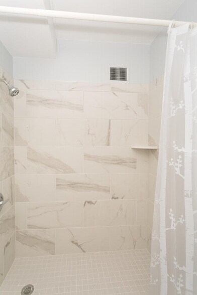 Building Photo - 615 S Alton Way