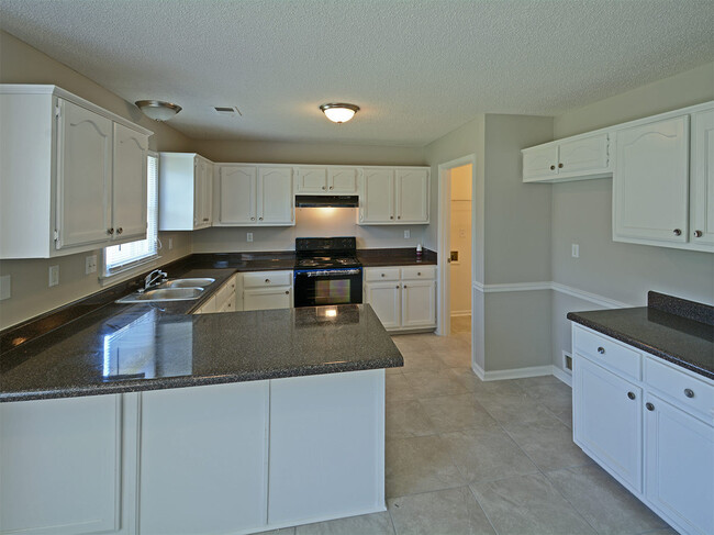 Building Photo - 3 Bedroom with BONUS room, 2 bathrooms. Ne...