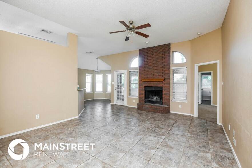 Building Photo - 10217 Maverick Dr