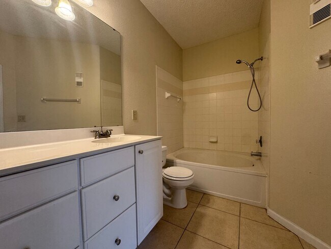 Building Photo - Move In Special! 2 Bed / 2 Bath Upstairs C...
