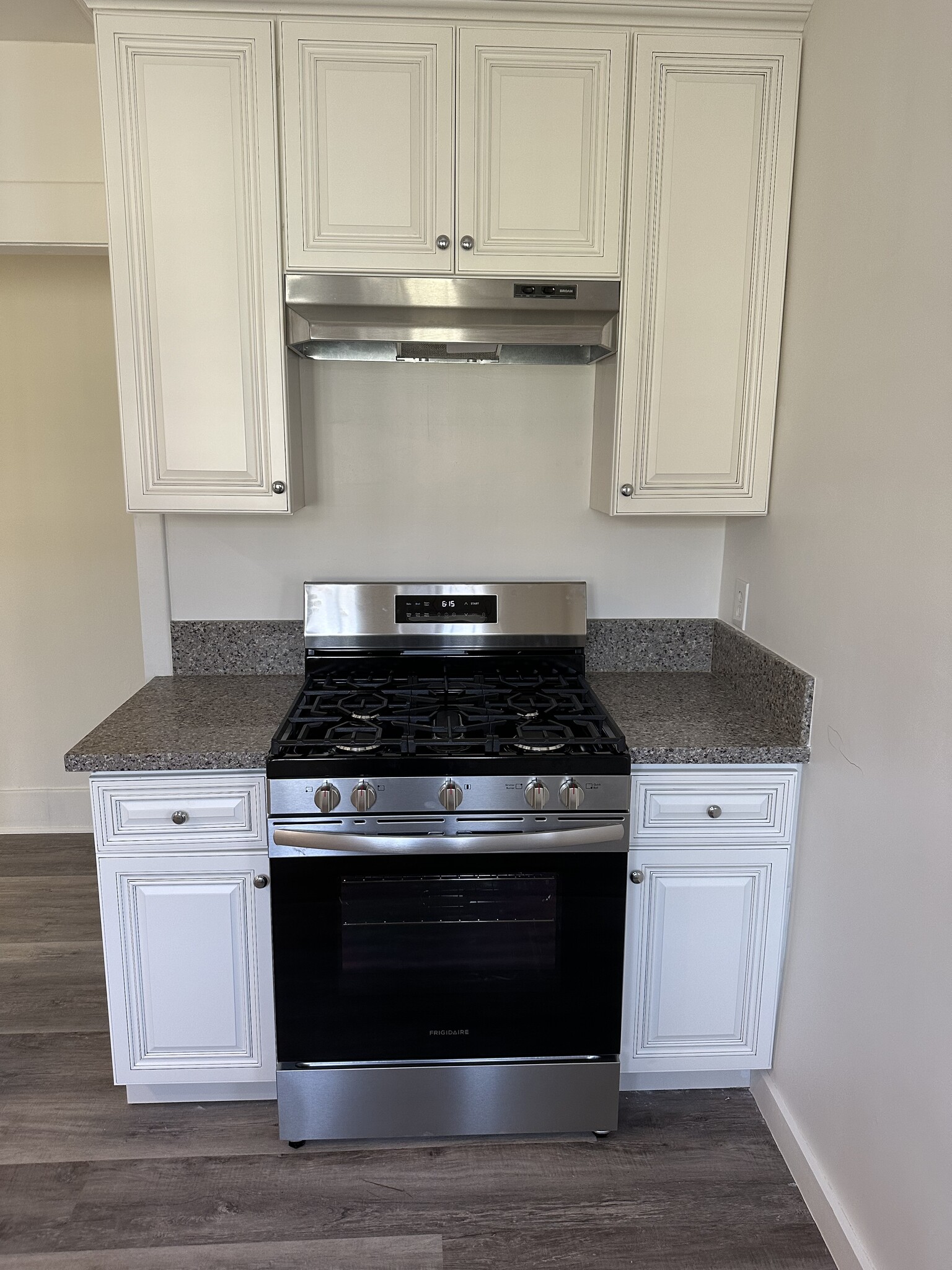 Gas range and oven in a smartly organized kitchen. - 5027 2nd Ave