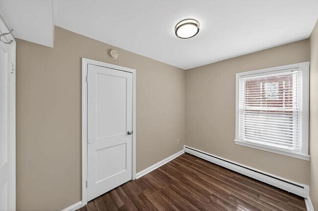 Building Photo - Spacious Townhome with driveway