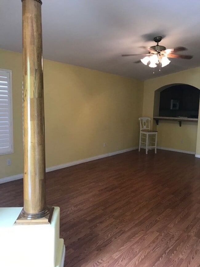 Building Photo - HOUSE