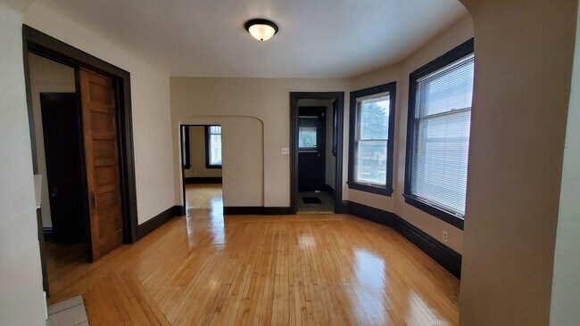 Building Photo - 823-825 S 11th