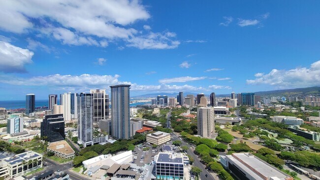 Building Photo - Fully Furnished 1 Bed 1 Bath 1 Parking in ...