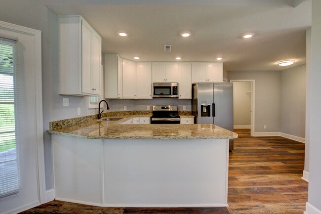 Building Photo - 133 Riverbend Dr